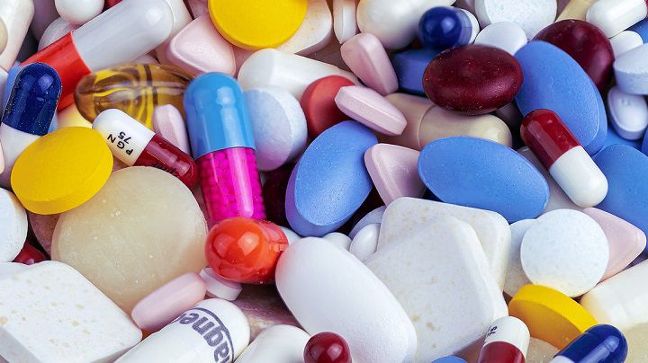 来自制药工业的各色片剂和药丸