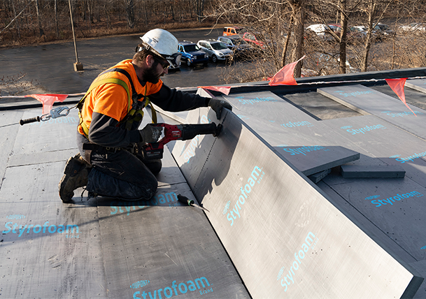 Installation of DuPont™ Styrofoam™ on a building roof