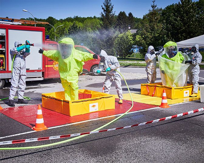 I vigili del fuoco mettono alla prova le nuove tute a incapsulamento totale  Tychem® TK di DuPont