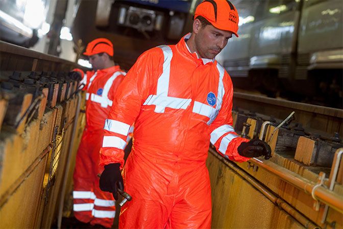 Tyvek® 500 HV is a disposable coverall that combines chemical, biological and antistatic protection