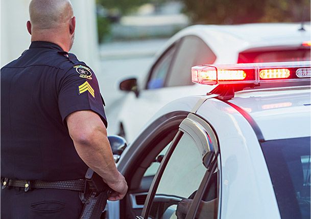 Kevlar® brinda resistencia contra los cortes y las balas para los oficiales de policía