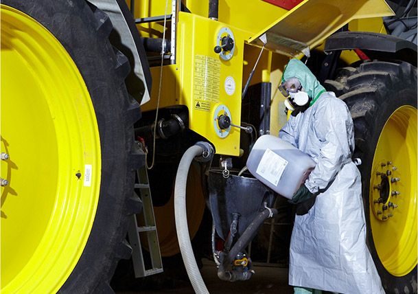 Tyvek® Schutzanzüge schützen gegen Pflanzenschutzmittel.