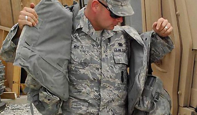 Os militares contam com coletes Kevlar® a prova de balas e jaquetas flak feitas com Kevlar®