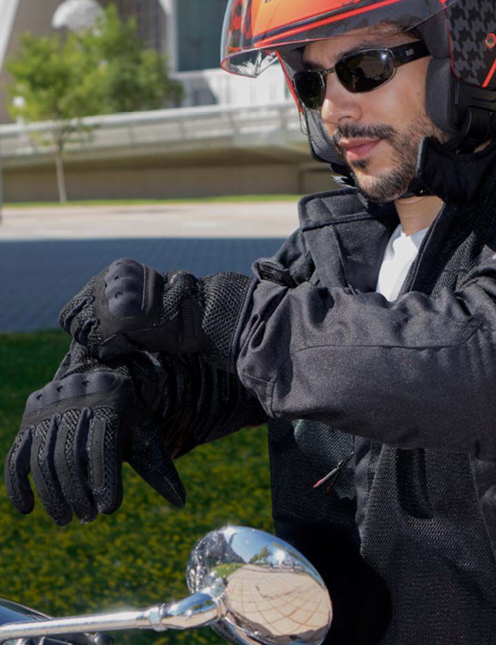 Unik男士使用Kevlar®制作的摩托车手套和头盔