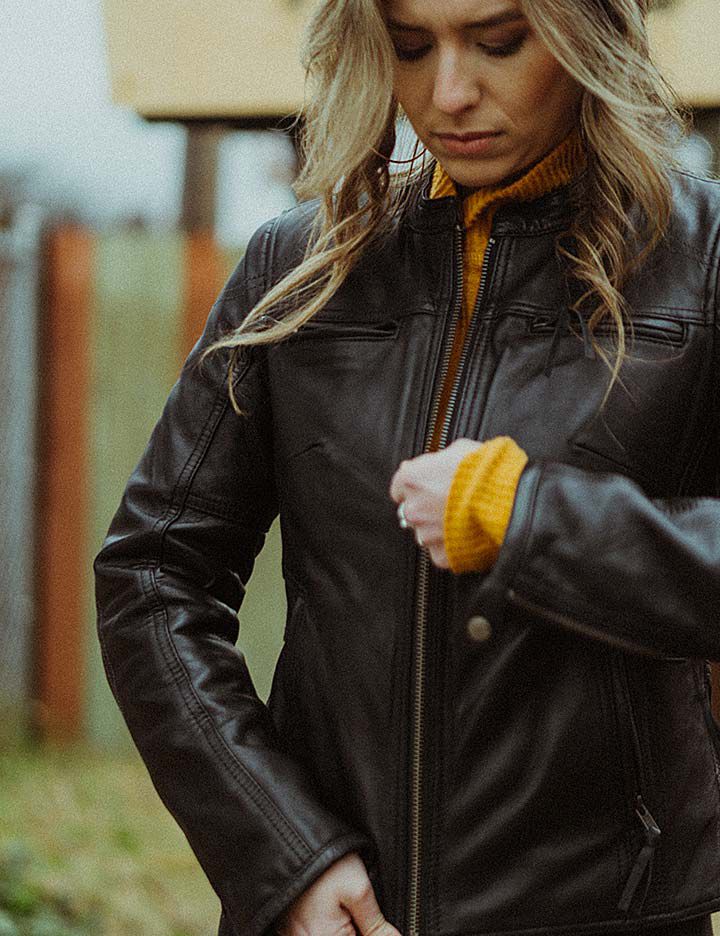 来自First MFG CO的女式摩托车服装用kevlar®制作