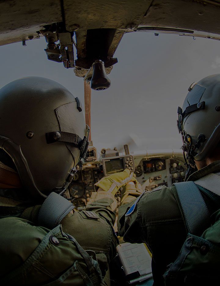 Zwei Piloten tragen eine Flammschutz-Uniform mit DuPont™ Nomex® Essential 450A