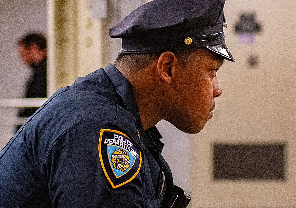 Policial usando colete à prova de balas macio flexível e confortável feito de DuPont™ Kevlar®