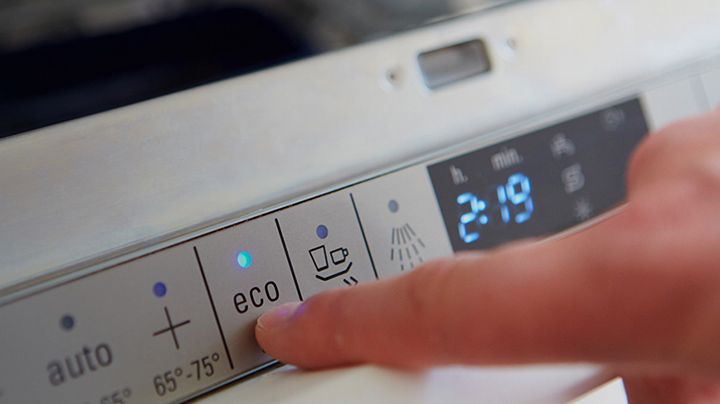 洗衣机控制面板与它的经济模型首次被按下，显示在行动中的杜邦消费产品解决方案