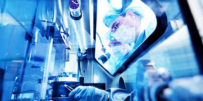 DPT_Nomex_Photo_Flame Arc Flash Protective Clothing in Cleanroom_Header_Content