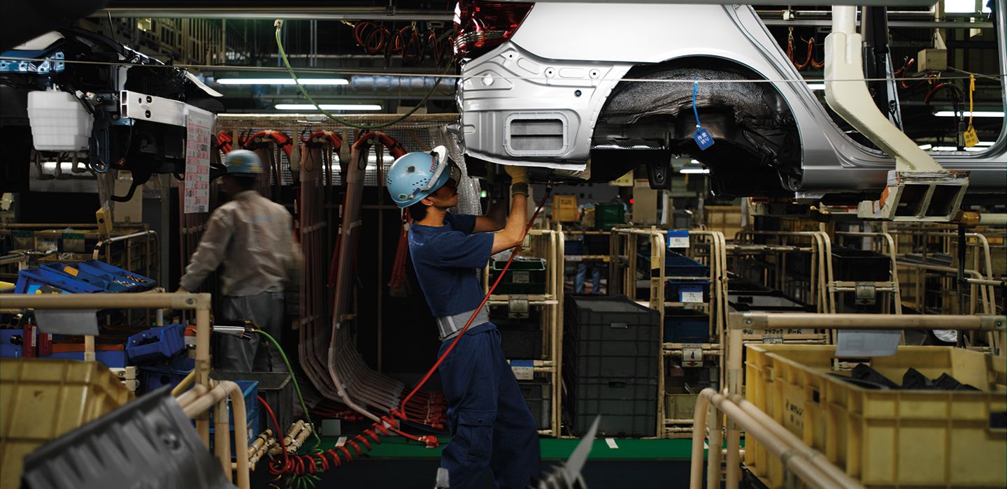 汽车制造行业的杜邦防护服解决方案