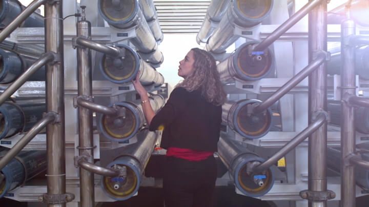 妇女在市政水处理厂中检查Filmtec™反渗透膜元件