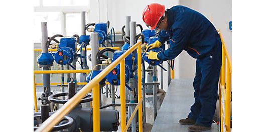 DPP_UA-4_WorkerInspectingPipeline_630x315.jpg