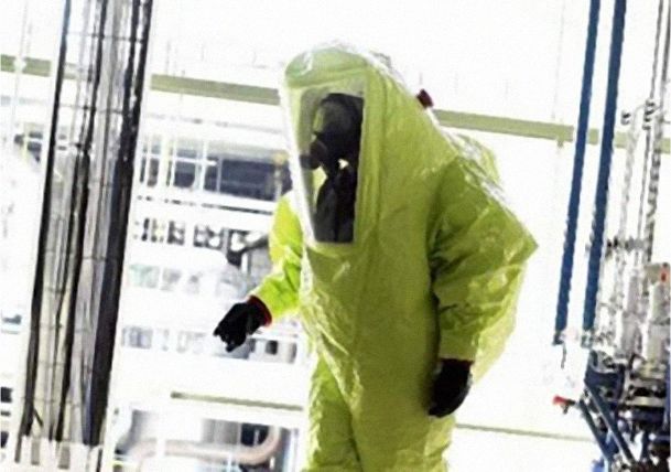 DuPont™ Tychem® TK convient parfaitement à la protection HAZMAT haute visibilité.