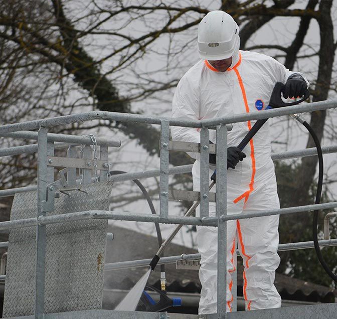 DuPont™ Tyvek® 800 J protective coverall increases the safety and comfort of operators at S.G.A.-J.Meyer