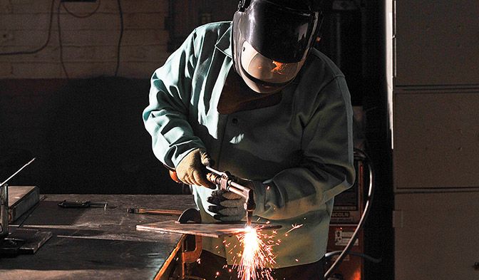 Kevlar® 具有本质阻燃性，可防止高达 426 摄氏度的热危害。