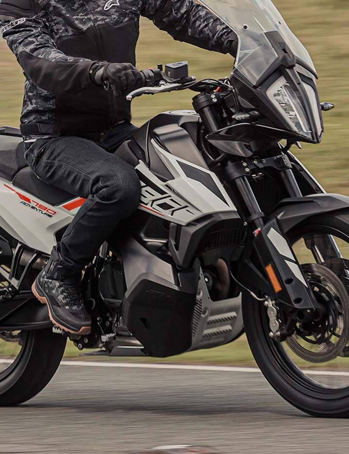 Kevlar® providing protection in Alpinestars® motorcycle apparel