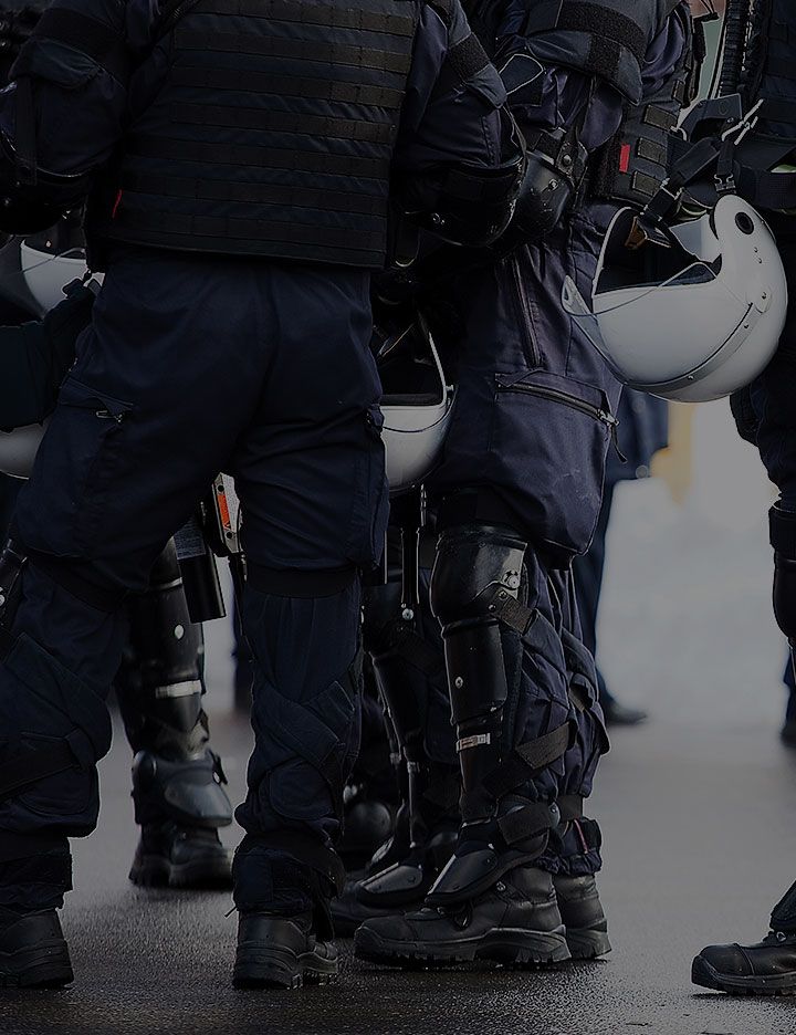 Des policiers portant des uniformes ignifuges DuPont™ Nomex® Essential Ripstop 600 